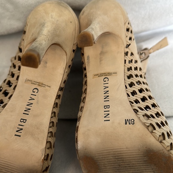 Tan heel sandals. - Picture 5 of 7